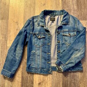 Women’s medium wash button-up jean jacket